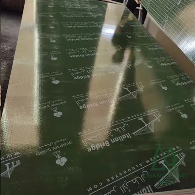 建設フィルムは合板に直面しました